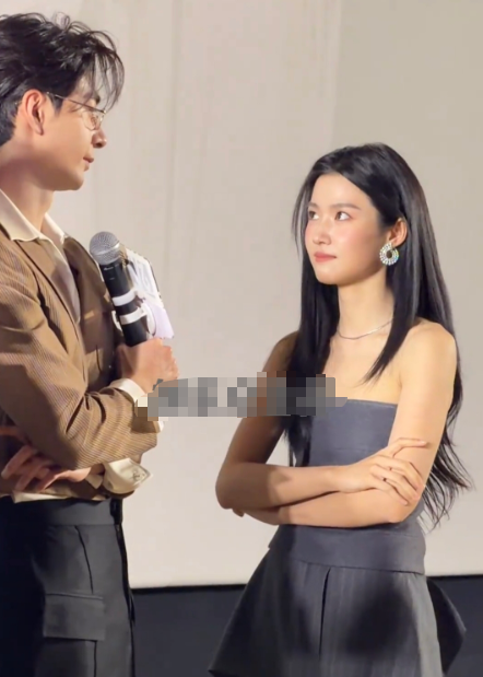 谁能拒绝得了她这个表情啊！！！！太可爱了！