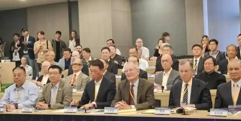 10～11日，台民进党当局又在鼓噪“以武拒统”，高薪邀请美日及台退将搞所谓“乒推
