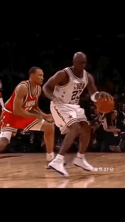 乔丹这样进攻的模式堪称神级表现，无论你怎么防守，他顶着你的身体往前突，强大的核心