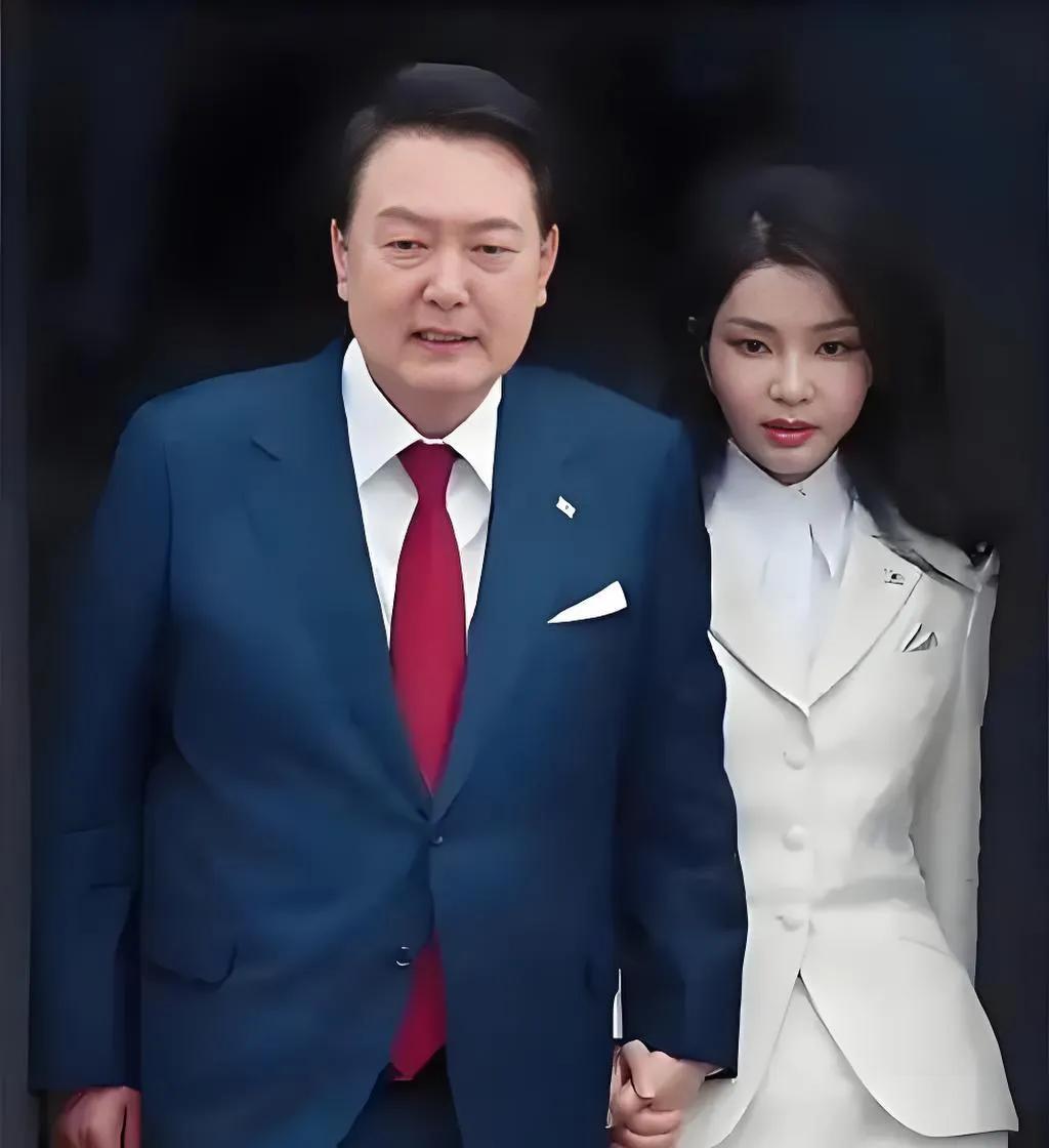 尹锡悦总统之路被终结。
当地时间4月4日上午11时22分，韩国宪法法院八名法官做