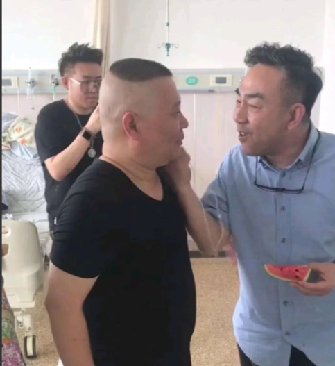 拜照片就是诈骗！
杨仪哭晕在厕所[捂脸][捂脸][捂脸]
郭德纲在直播中介绍了拜