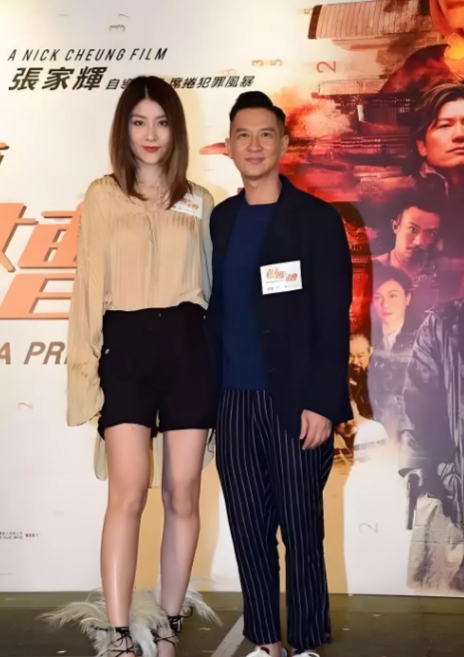 一次主持人问张家辉，“结婚这么多年，你有没有哪一刻想要出轨？”

张家辉很坦诚的