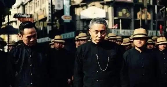 戴笠下令，将汉奸潘三省关押并上了脚镣。



铁窗之内，潘三省百思不得其解，对着