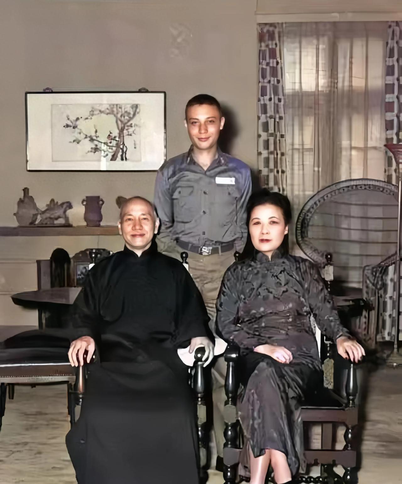 1955年，蒋介石夫妇与蒋孝文的合影，后来长孙卧床19年，54岁病逝