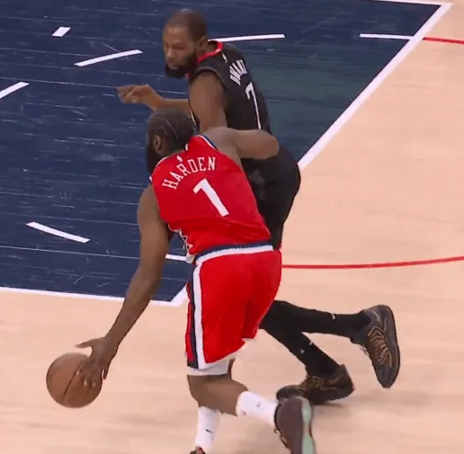 昨日NBA常规赛，快船128-108战胜火箭。
赛后，NBA官方晒出詹姆斯-哈登