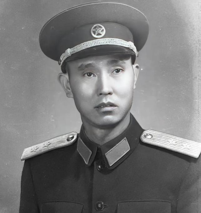 1947年，一名解放军师长，大腿根部受伤住院，这时，一19岁女护士来到他的病房，