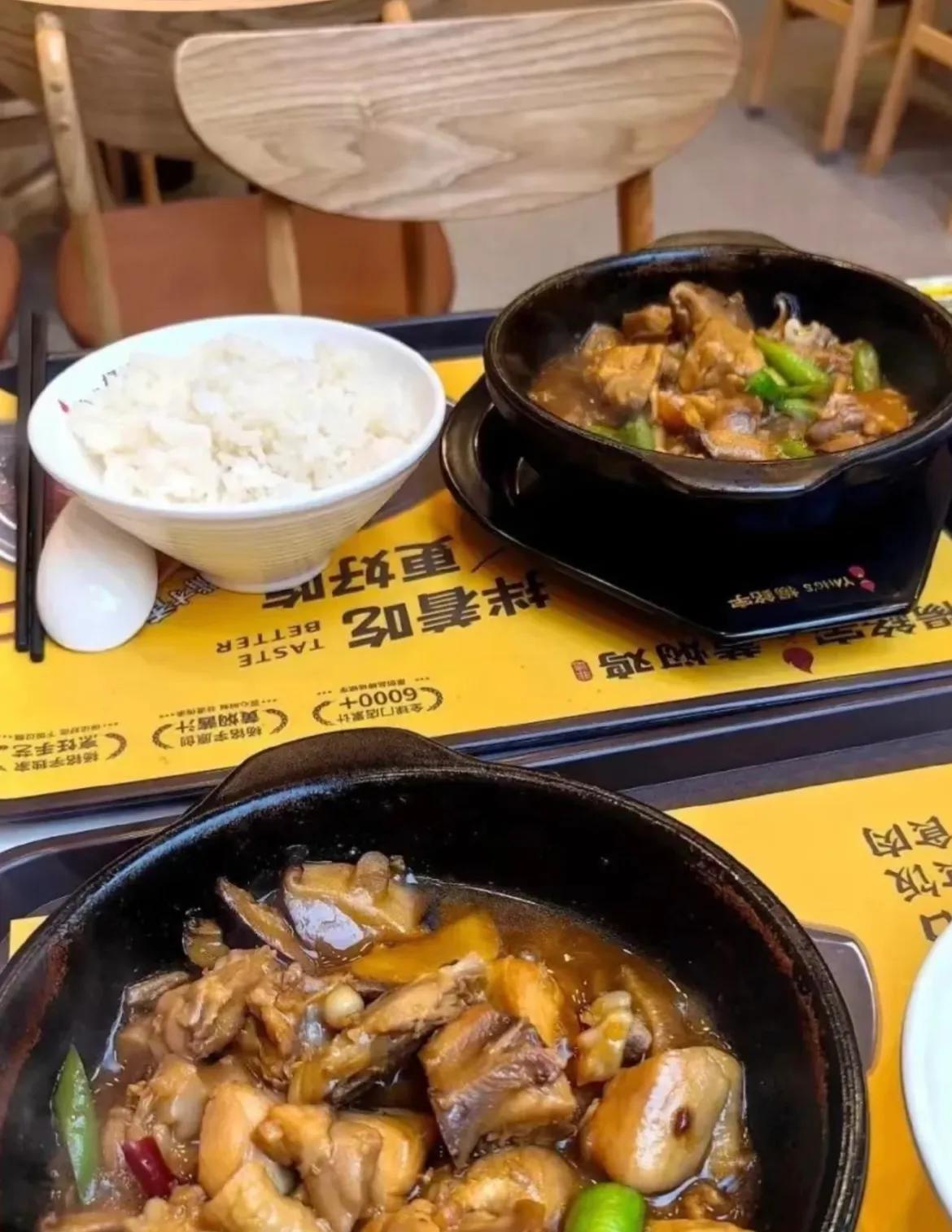 黄焖鸡卧底记者，给大家三点：
第一，黄焖鸡卧底记者，提醒大家不要在11点前别点外