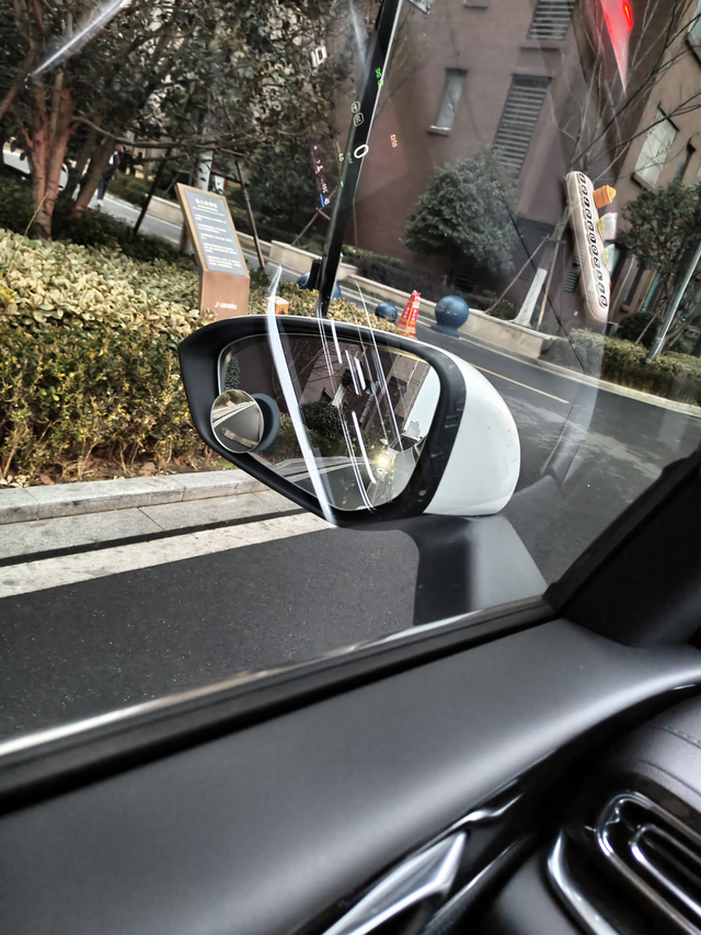 帝豪的后视镜
镀铬装饰条遮挡后视镜啊