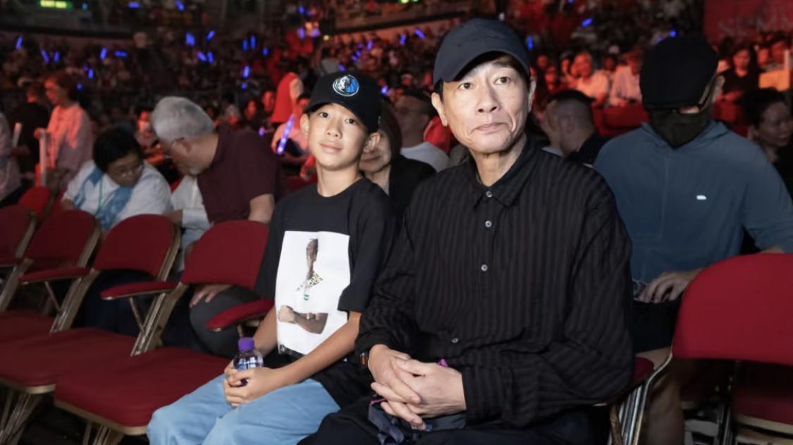 陈小春带着儿子jasper看夏韶声演唱会，本人超级瘦，人到了一定年纪，太瘦了就显