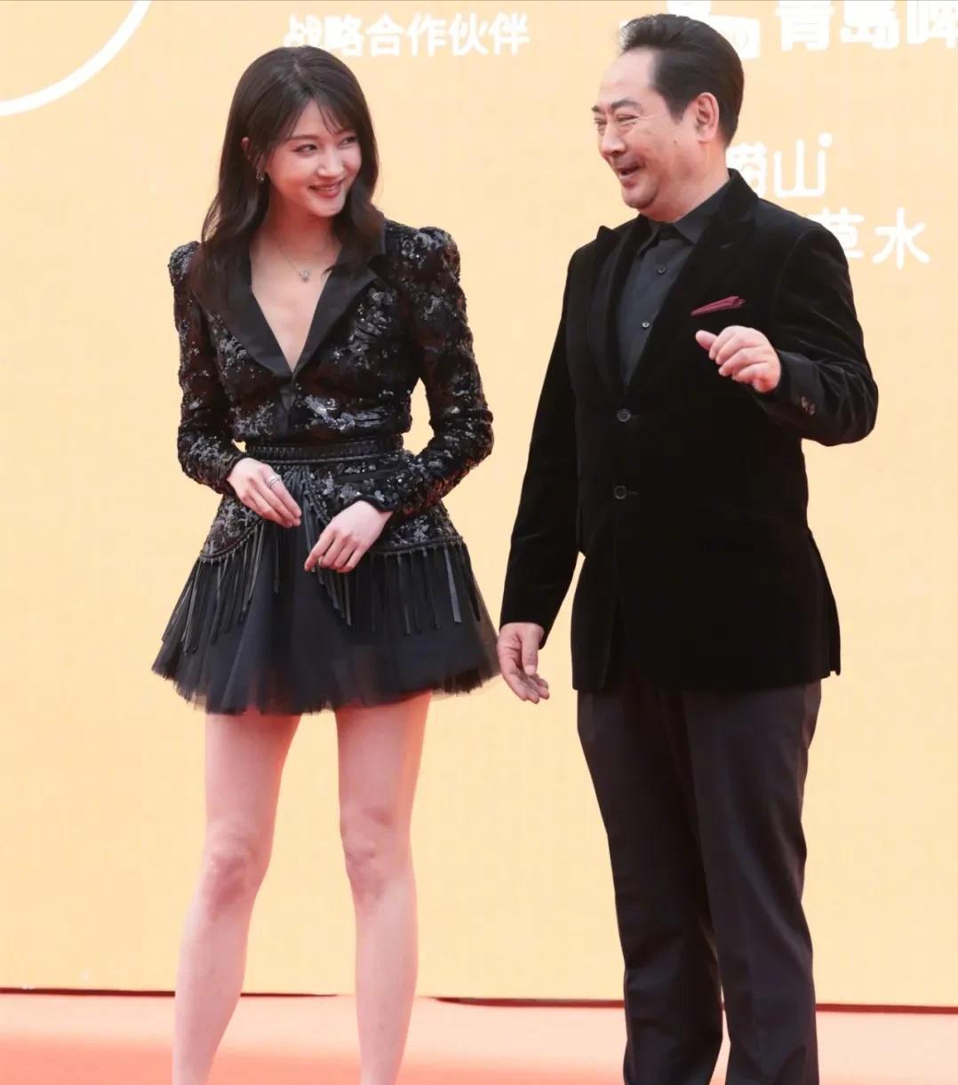 你们发现没？
关晓彤有个很大的问题！
出席华表奖红毯的时候，关晓彤的整体状态还是