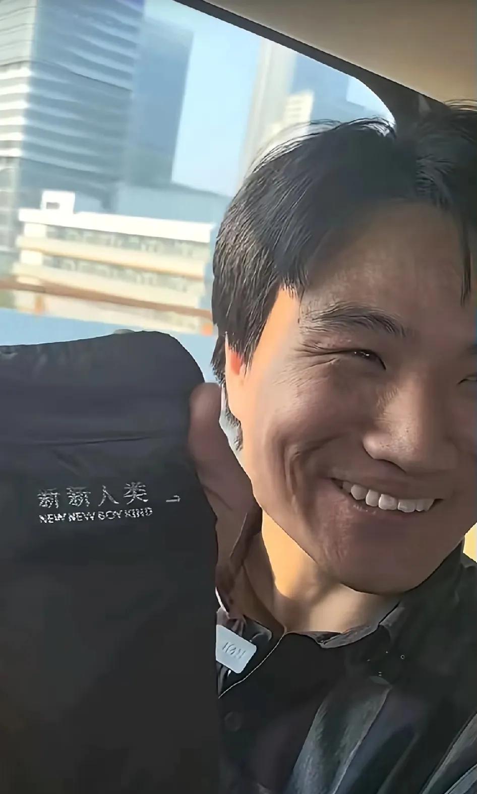 从海外回来找父母的小刚，随身带着一样从中国带过去的东西，既不是值钱的首饰，也不是