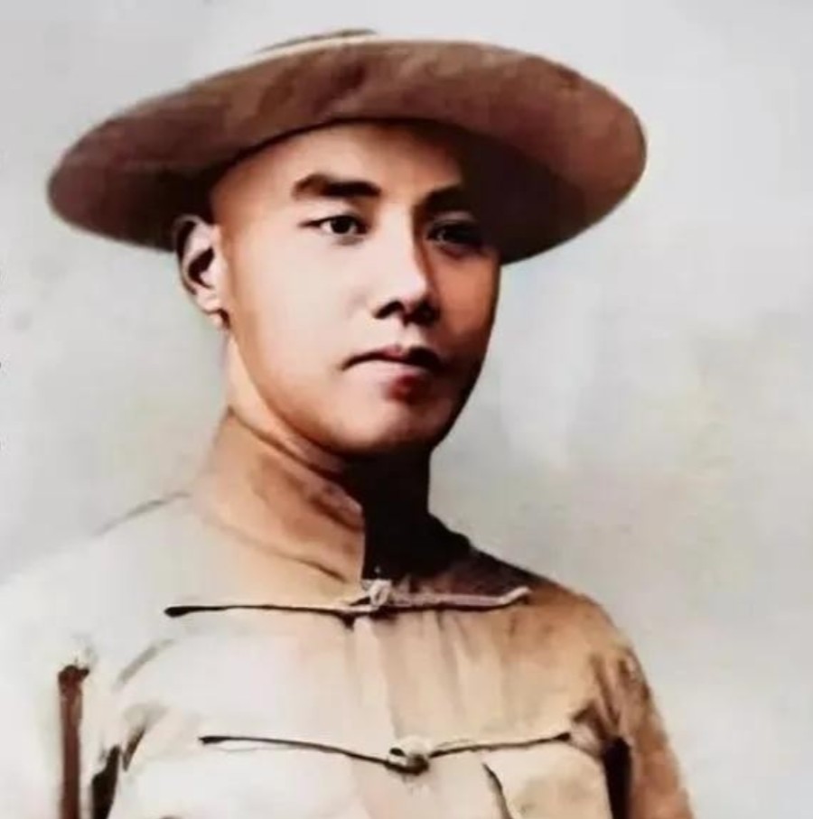 1920年，卢小嘉调戏露兰春，被黄金荣打了两耳光，第二天，卢小嘉拿枪顶着黄金荣的