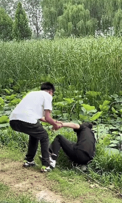 这就是命啊！”山东一位小伙在池塘边随便遛弯，没带鱼竿、没扔渔网，愣是徒手从水里抓