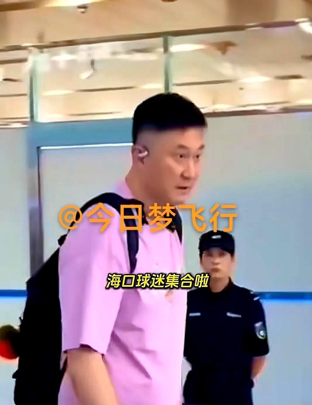 广东男篮的瓜田，最近全绕着一个19岁的孩子转。
他叫彰华非，一场CBA没打，却被