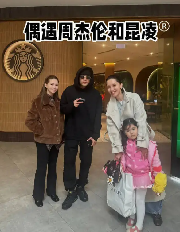 周杰伦昆凌夫妻在墨尔本逛街被偶遇

近日，有网友在墨尔本商场偶遇到了周杰伦、昆凌