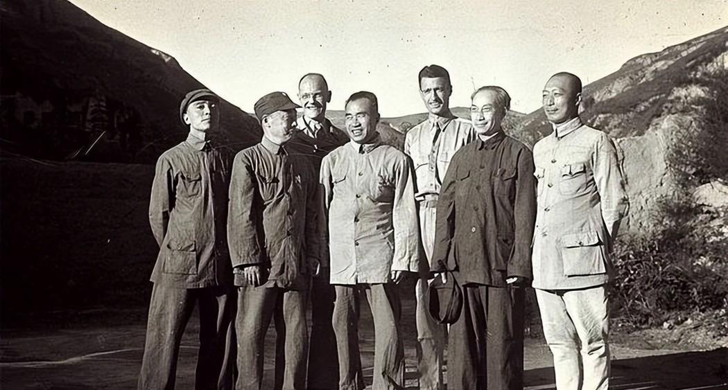 1943年，朱德给一位美国人送了一头骡子。没想到，这位280斤重的美国人，没过多