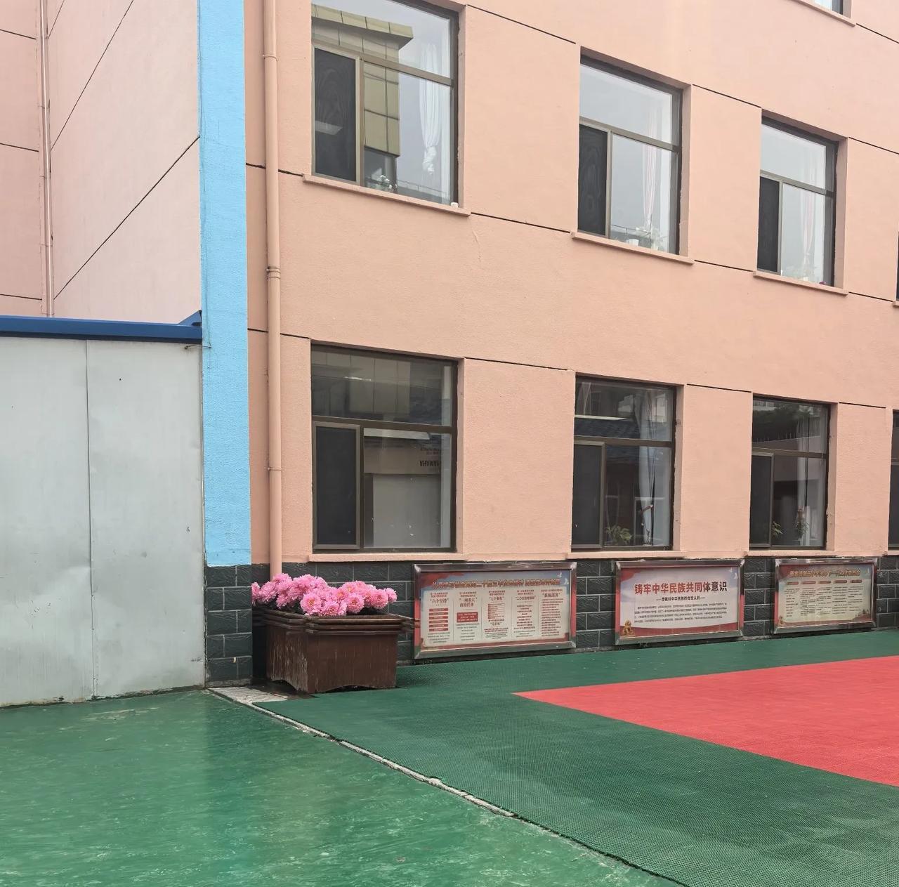 这两天体育老师遇到了麻烦。
      体育课上，一个跳绳的学生跳绳时不小心绳子
