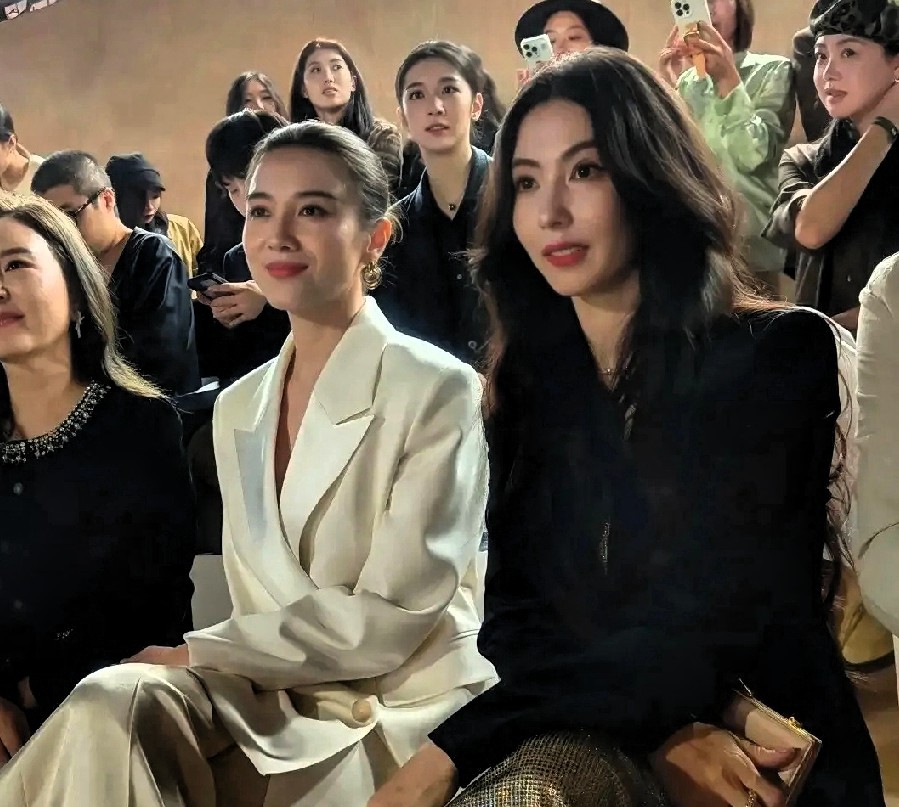 大家有没有感觉到
张柏芝这个人有点不对劲？
她都是3个孩子的妈了，出道也有30年