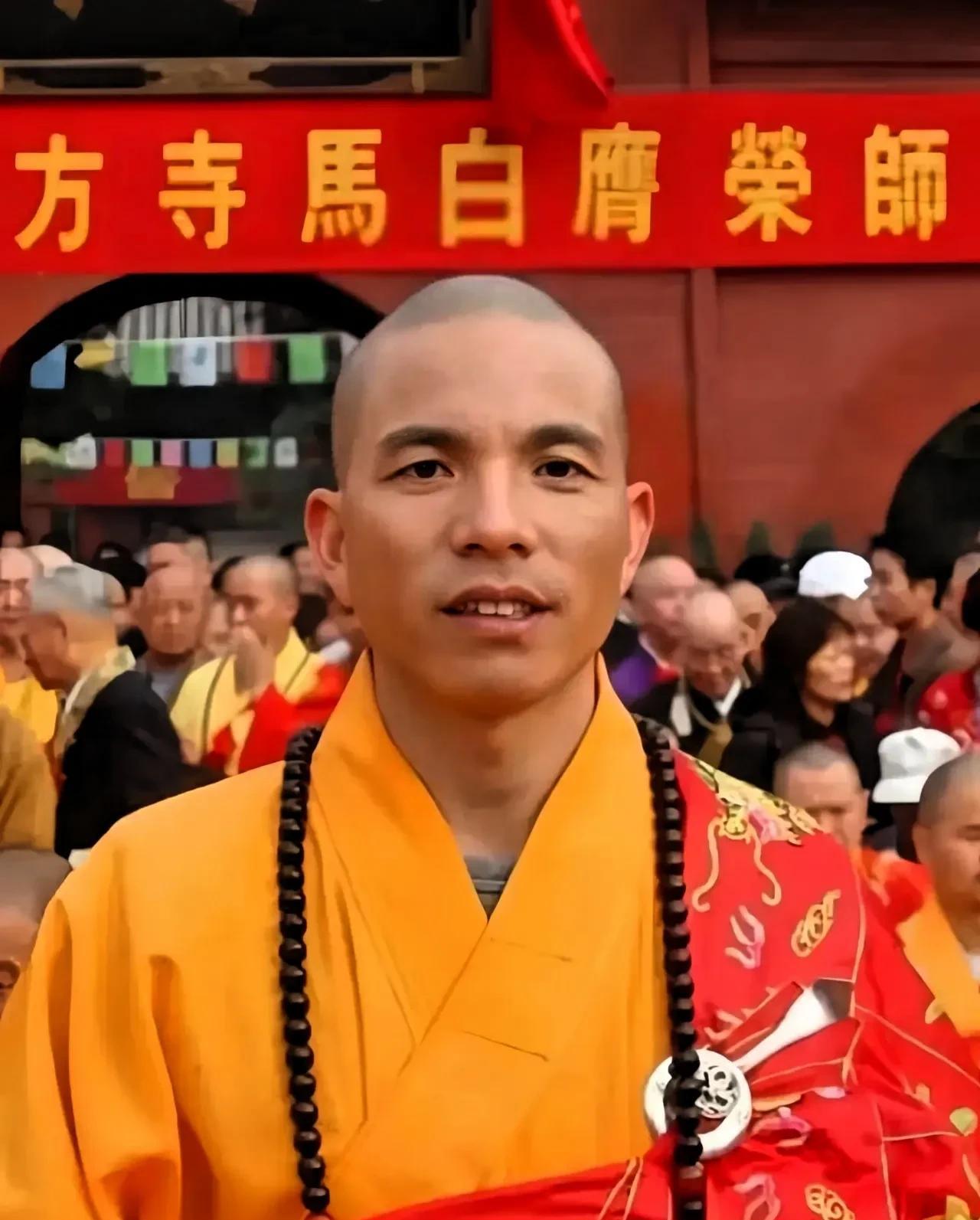 释永乾作为释永信的心腹二把手，
一直想着能当上少林寺方丈。
没想到，突然来了个“