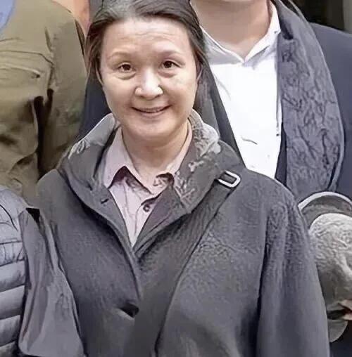 想不到她老了之后长这样，她的颜值跟以前比起来，呈现出了大幅度的下降，没有当年的绝