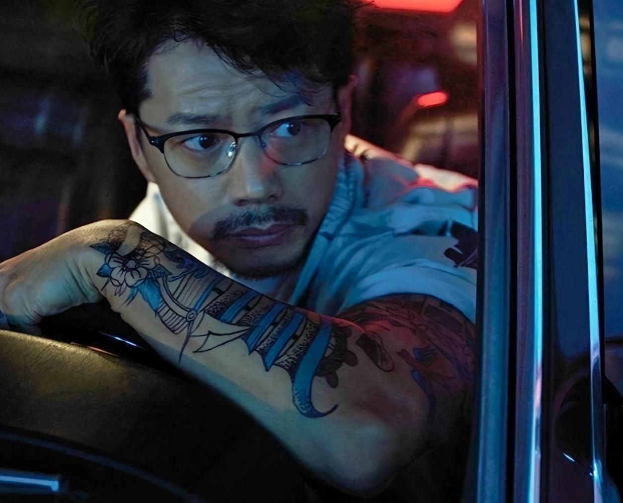 段奕宏的性张力，是深入骨髓、浑然天成的。网上曝光的花臂，为他增添了几分不羁与野性