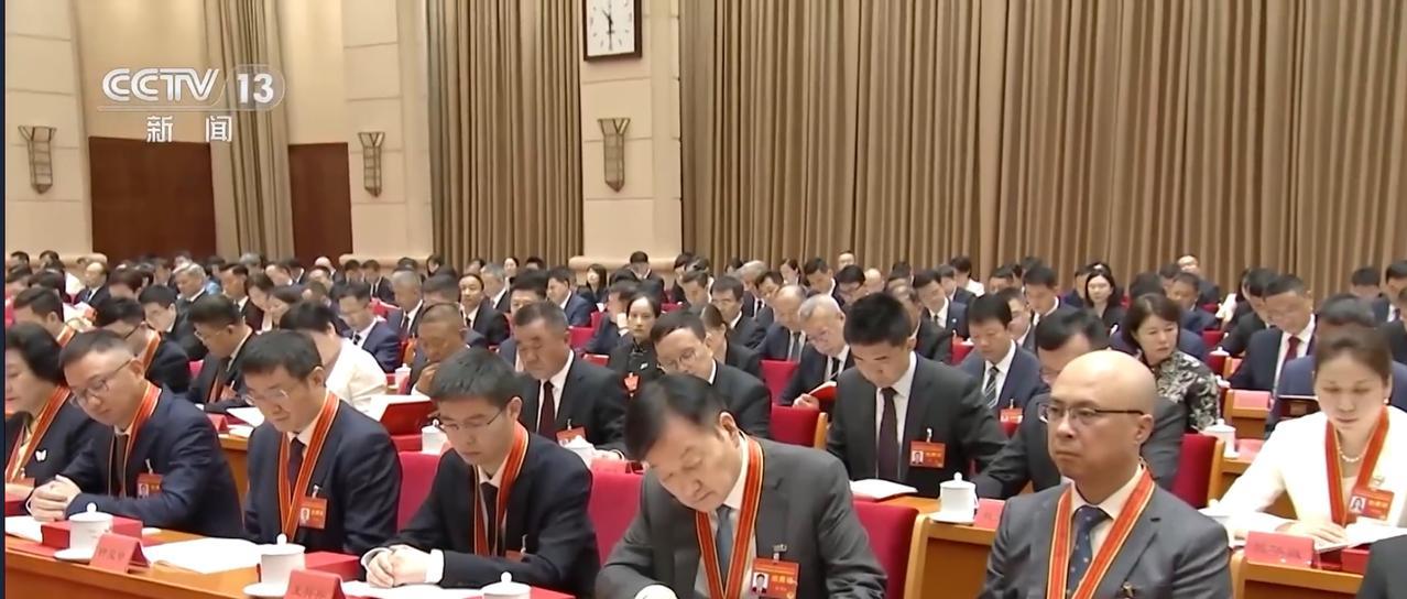 7月29日的新闻联播，视频画面看到了隆基绿能董事长钟宝申、宇树科技总经理王兴兴、