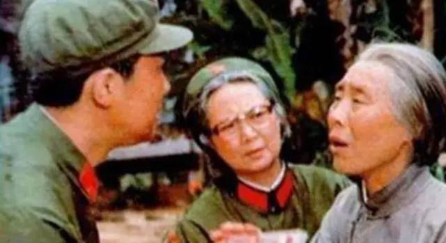 1979年，一位战士壮烈牺牲，妻子拒绝改嫁。28年后，妻子借了2000元作为路费