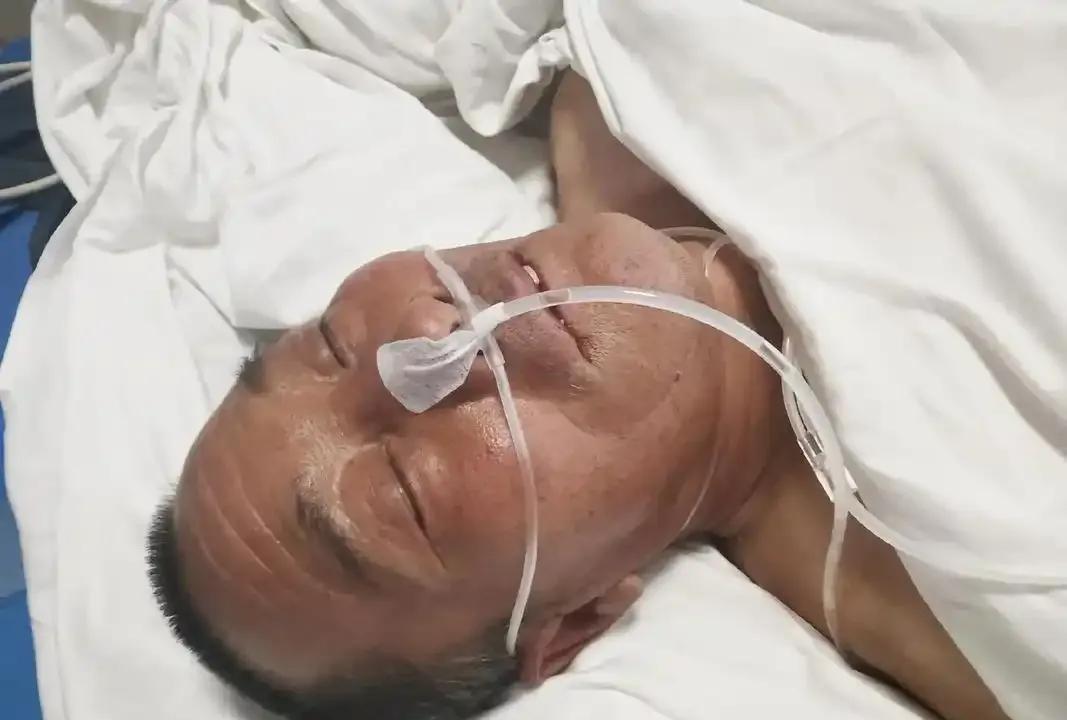 河南41岁男子九次脑梗住院，未婚无依。56岁湖北女网友网上了解情况，坐一天一夜车