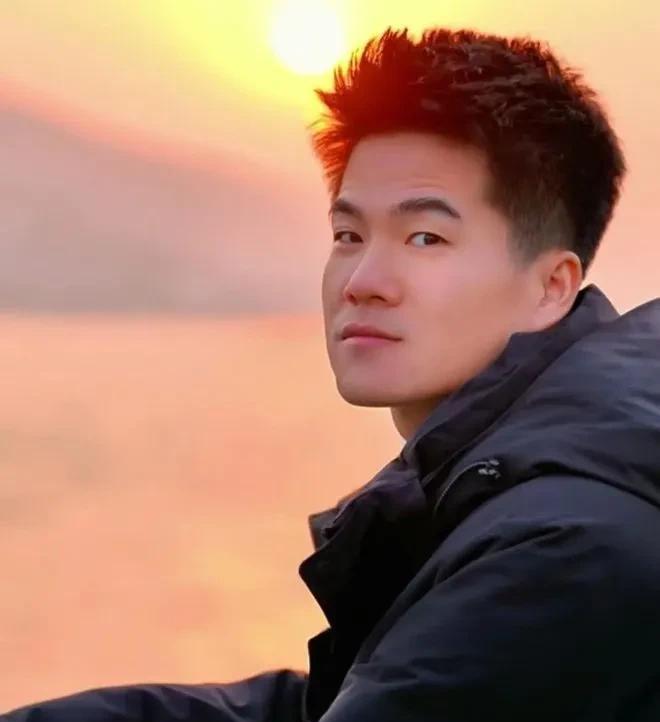 为啥董宇辉被人围攻，他却一直不回应呢？
董宇辉不回应那些骂声，是因为他知道解释也