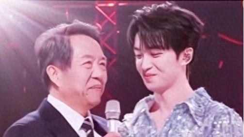 黄子弘凡家世藏不住了！爸爸是国家一级演员，被称“西部歌王”