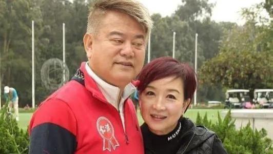 74岁陈百祥在广东，去吃牛肉火锅，穿着足球队服，笑着给粉丝签名
