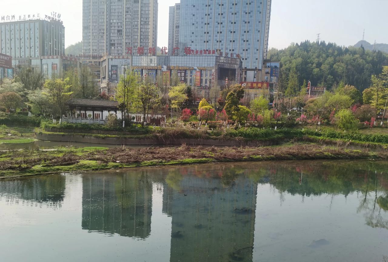 领导干部谨防温水煮青蛙
俗话说，常在河边走，哪有不湿鞋？公职人员如何建立防火墙，