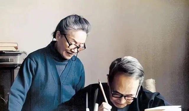 1997年，60岁的钱媛进入弥留，86岁的杨绛握着爱女的手，轻轻说：“安心睡觉，