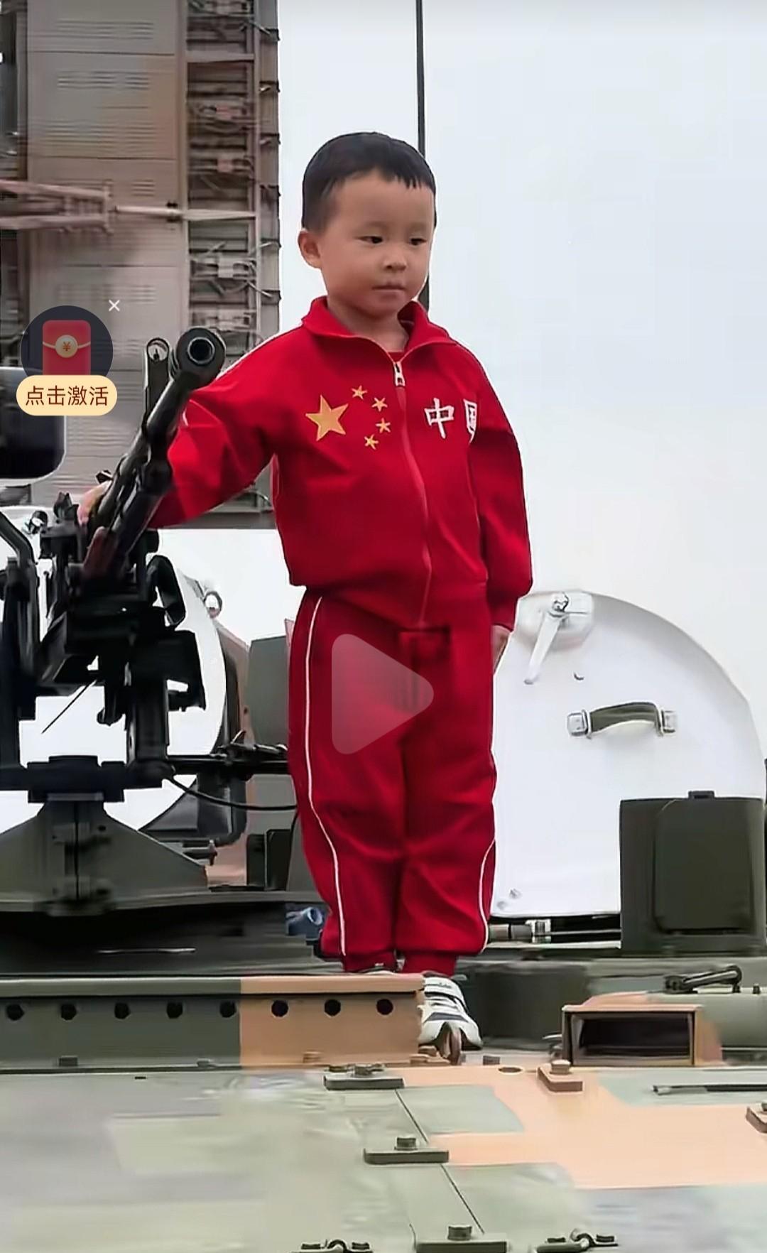 全国小朋友都羡慕了！长春航空展上，小朋友登不上战车，兵哥哥一把将其抱起，他手扶瞄