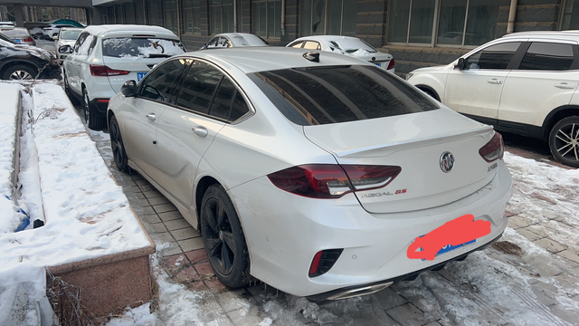 君威23款GS新车不到一个月送了一血
单位停车场车太多了，每次停车都提心吊胆的，