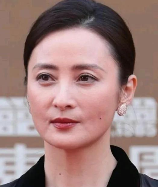 来看看她们的怼脸生图：
49岁的蒋勤勤
58岁的李若彤
65岁的惠红英
这样一看