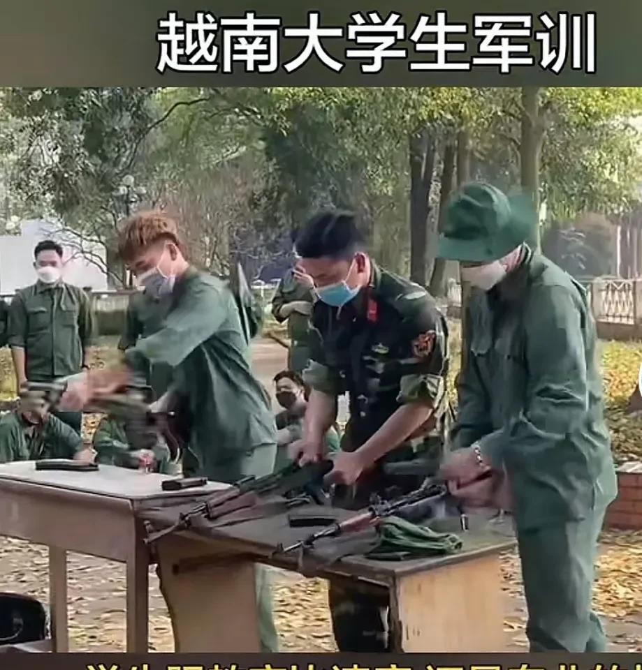 越南学生军训，不光会射击，连拆枪组装都特别熟练！
越南学生军训这事儿挺让人意外的