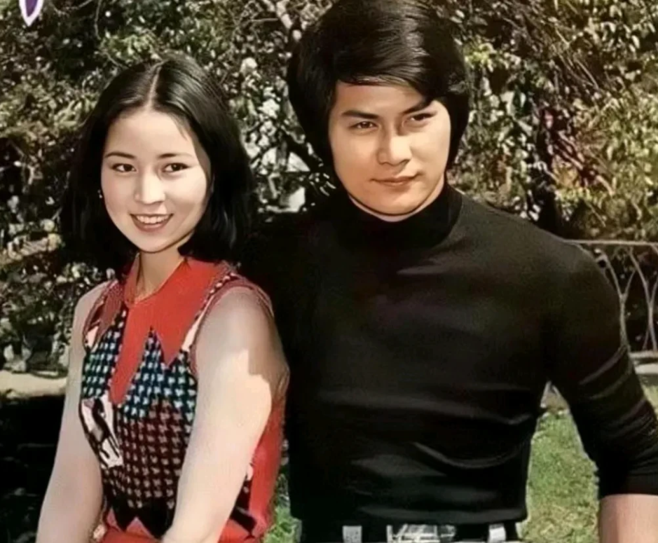 80年代，林凤娇与邓光荣的珍贵合影，当年的两人正是风华正茂的年纪，他们的演技和颜