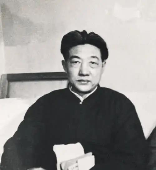 1937年，徐悲鸿在香港时，遇到一个德国人售卖四箱古画，当徐悲鸿看到第三箱时，突