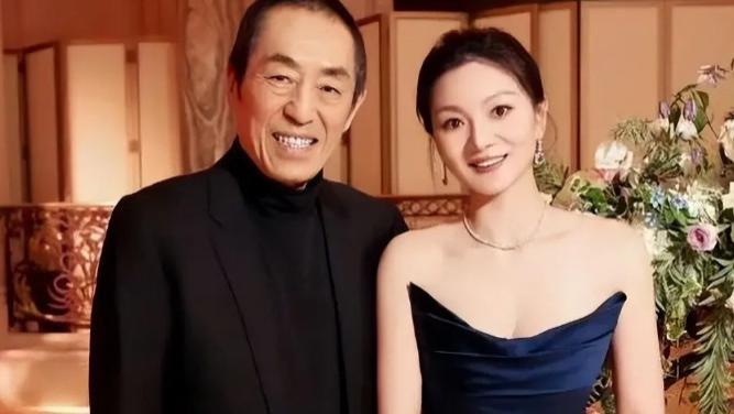 张艺谋与小31岁老婆高调亮相，她穿抹胸裙好惊艳，被宠上天好幸福