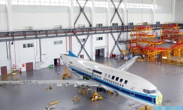 南航退役的波音737-700在贵阳机场拆解，本以为是拆废铁，结果发动机舱里直接藏