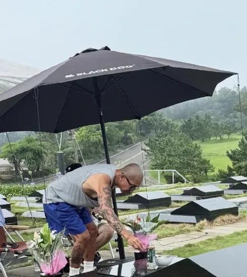 具俊晔在大S墓前看流星花园，这样深情的男人不多见
有多名网友在大S墓园偶遇具俊晔