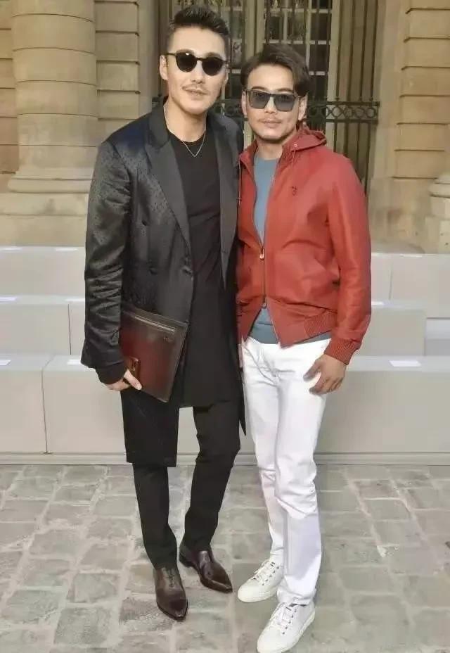 杨烁单看还行，和胡兵同框合影简直被秒成渣了。