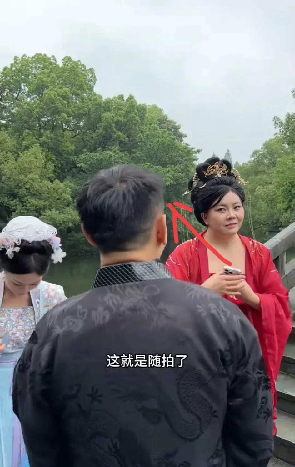 小凤和金哥家里，应该很快就要办喜事了！
通过这次直播之行，我相信很多老粉都看出来
