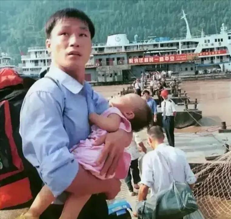 1993年后，三峡100多万人迁移，当时有山东、上海、广东、江西等11个省给她们