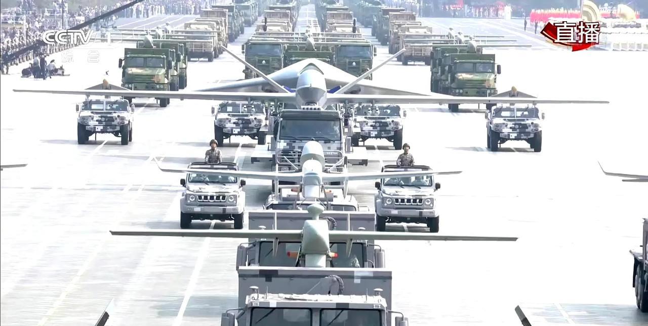 这个角度太棒了（09年阅兵无人机方队），
今年93大阅兵估计会更棒
