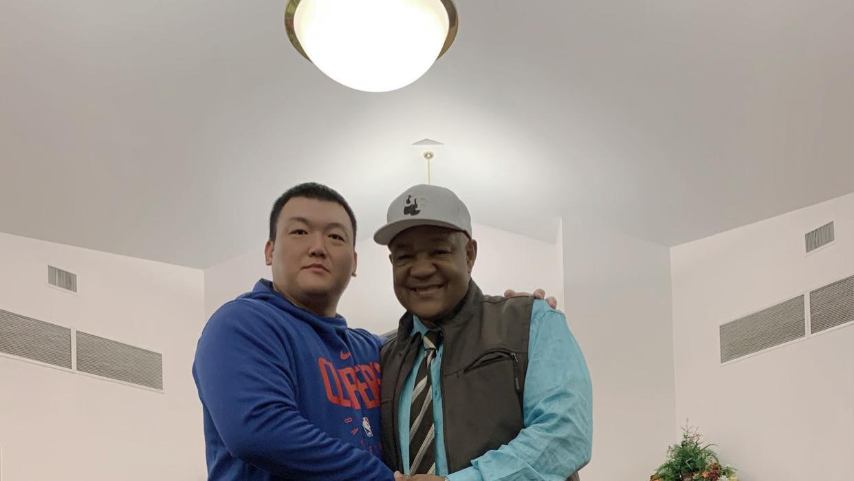 痛心！重量级拳王福尔曼去世，张君龙落泪：我的师傅，一路走好