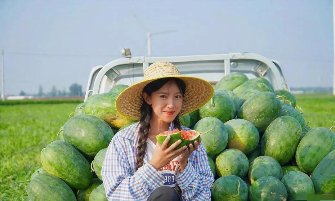 家人们，千万网红麦小登家又添“新成员”啦！
这位三农圈顶流今日官宣二胎平安降生，