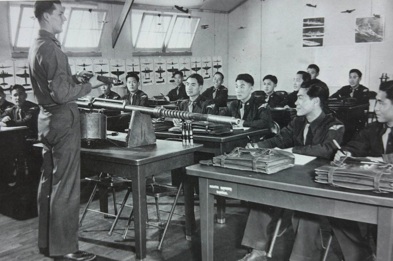 1943年在美国亚利桑那州空军飞行学校接受训练的中国空军学员在学习射击课程
