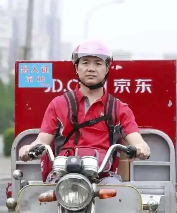 淘宝现在可能有点后悔了。
跟着京东搞闪购补贴大战，单日烧掉12亿，没想到京东突然